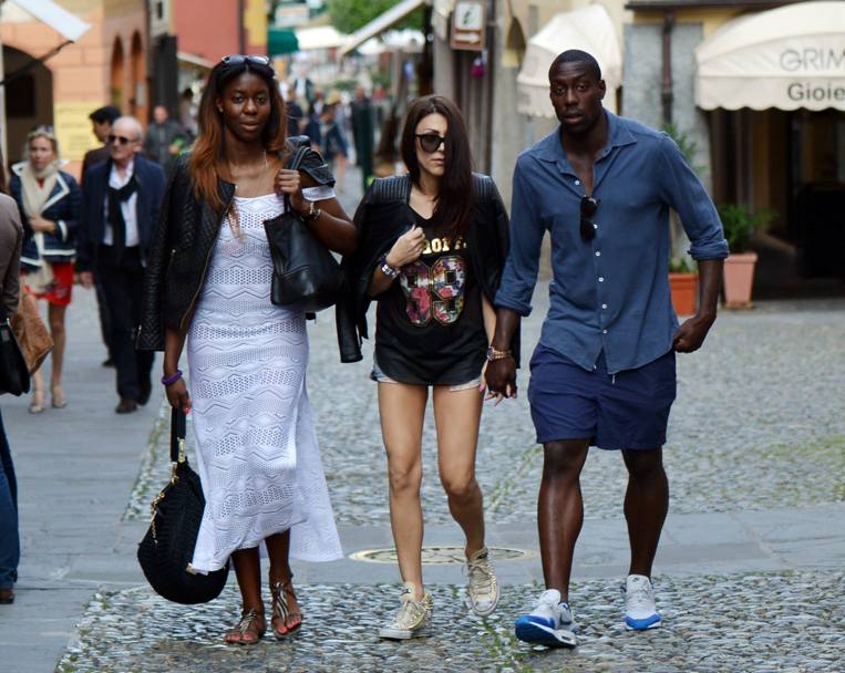 Stefano Okaka, bomber della Sampdoria, in vacanza a Portofino con la fidanzata e con la sorella gemella Stefania, pallavolista dell&#39;Hmeenlinnan PK (Olycom)